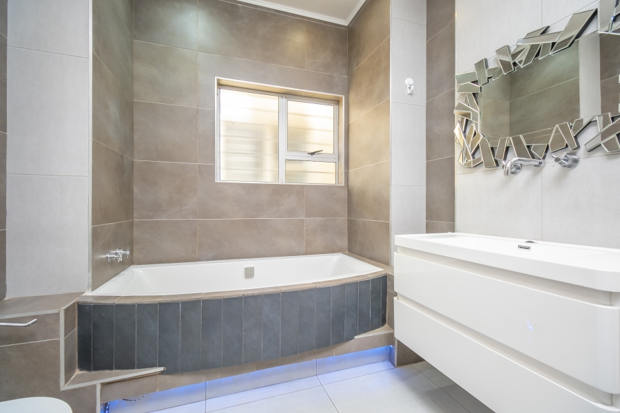 4 Bedroom Property for Sale in Hurlingham Gauteng