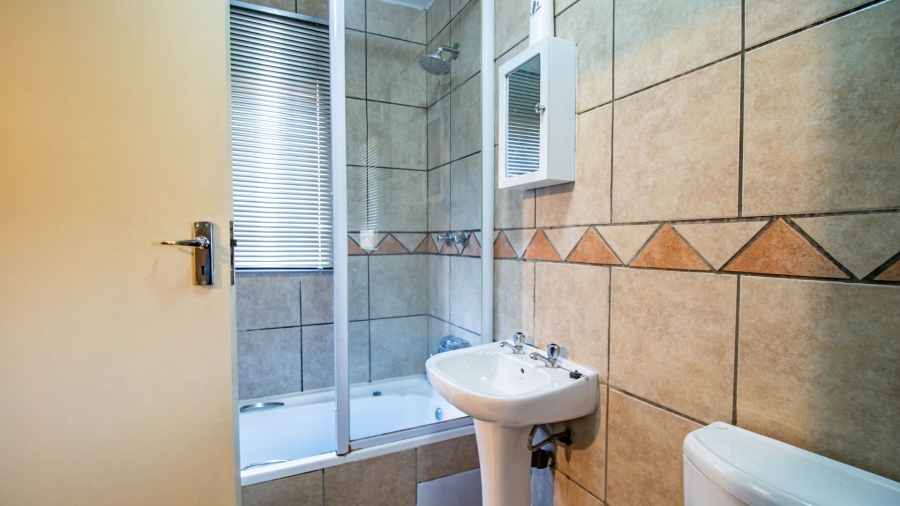 1 Bedroom Property for Sale in Vorna Valley Gauteng