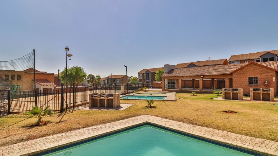 1 Bedroom Property for Sale in Vorna Valley Gauteng