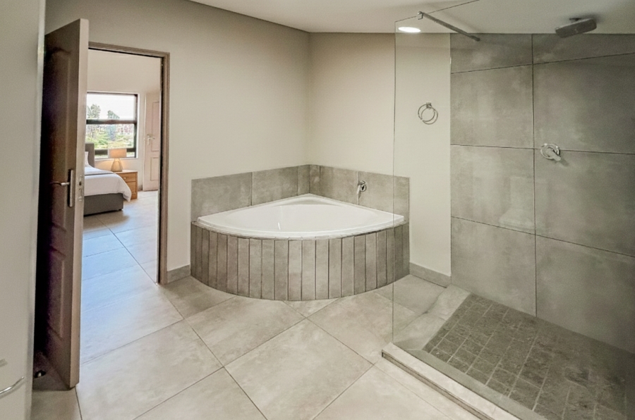 4 Bedroom Property for Sale in Die Hoewes Gauteng