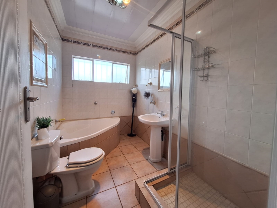 4 Bedroom Property for Sale in Rensburg Gauteng