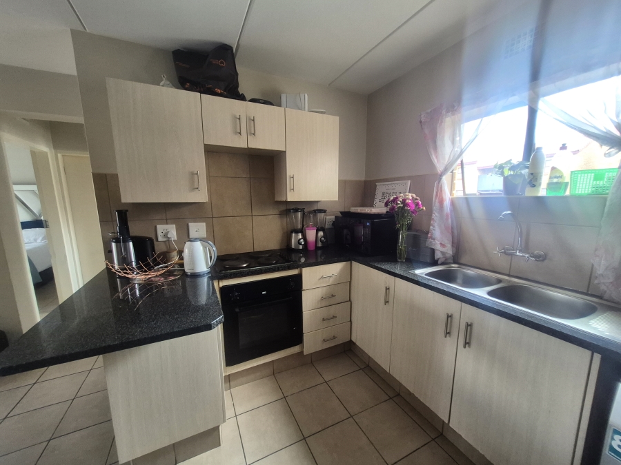 2 Bedroom Property for Sale in Erand Gardens Gauteng