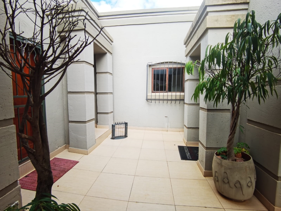 To Let commercial Property for Rent in Waverley Gauteng
