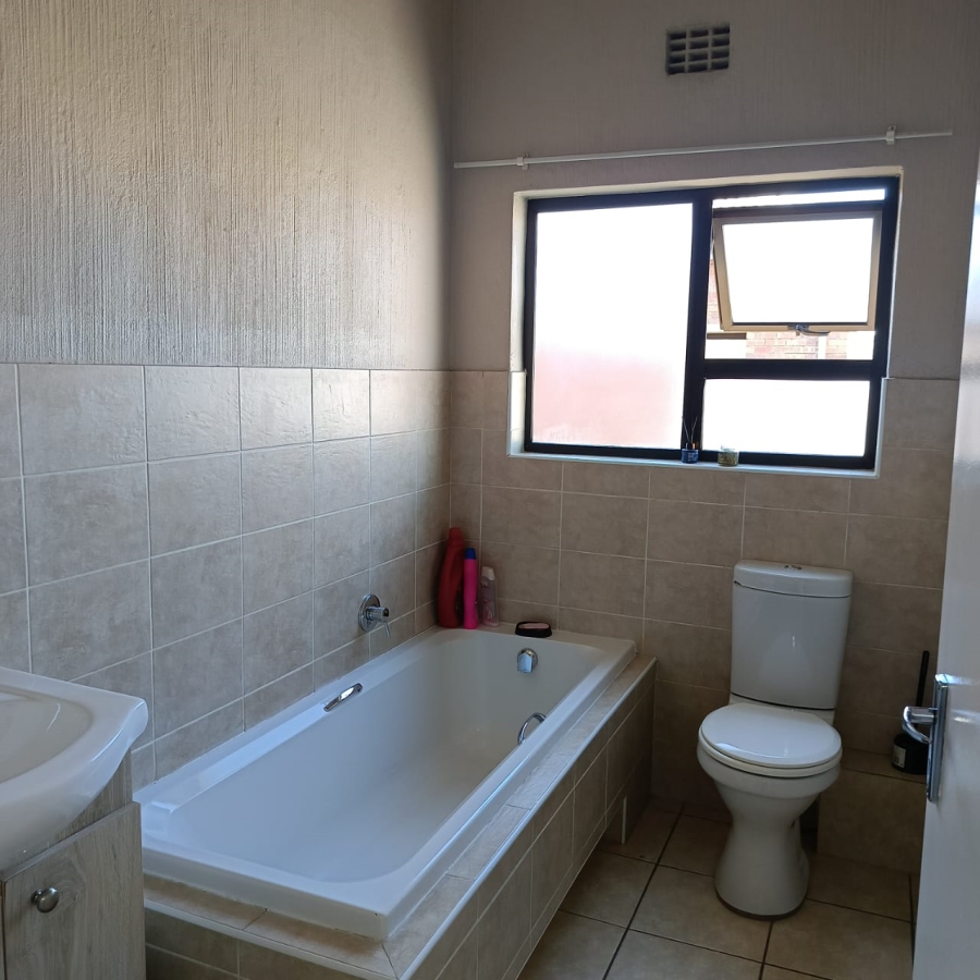 2 Bedroom Property for Sale in Wilgeheuwel Gauteng
