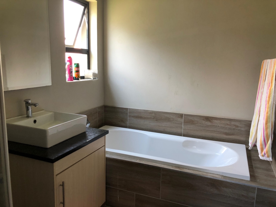 To Let 4 Bedroom Property for Rent in Cedar Creek Gauteng