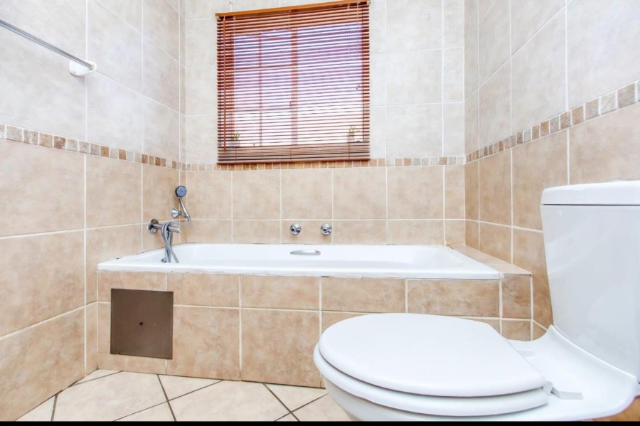 2 Bedroom Property for Sale in Noordwyk Gauteng