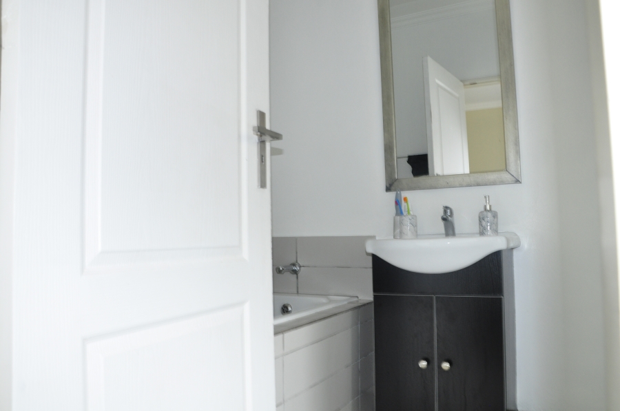 1 Bedroom Property for Sale in Rooihuiskraal Gauteng