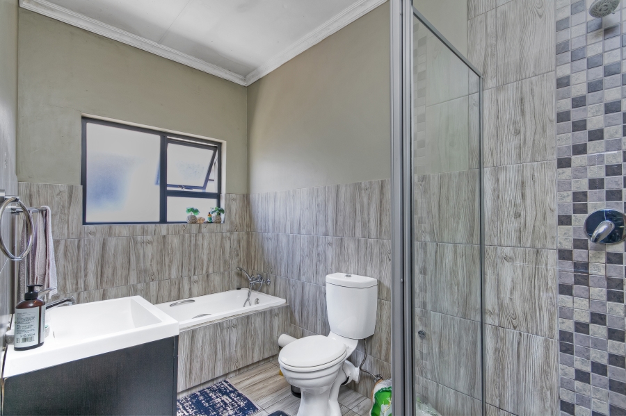 2 Bedroom Property for Sale in Noordwyk Gauteng