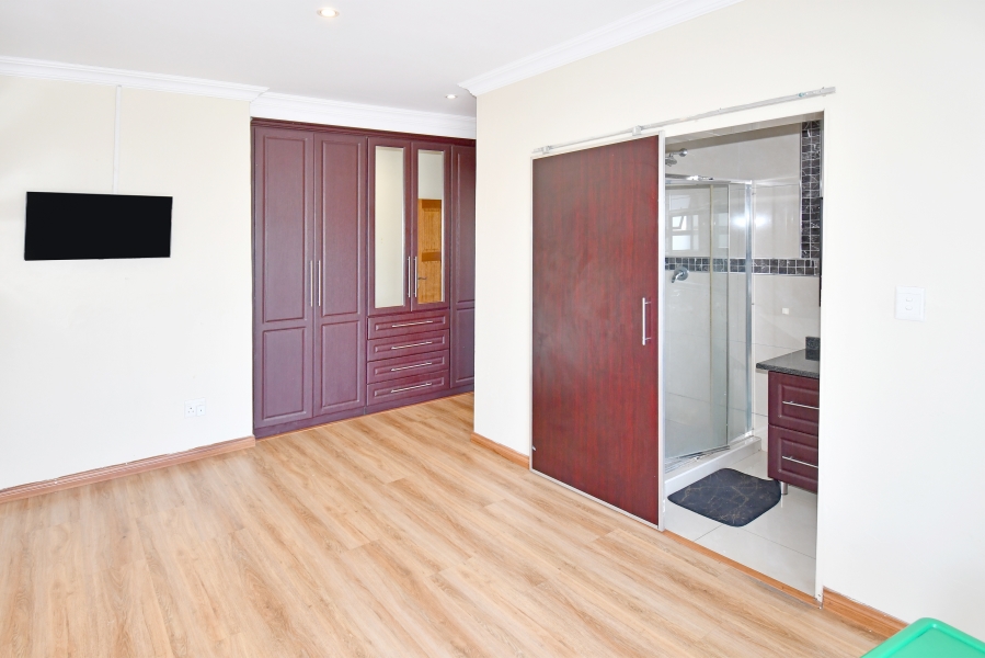 5 Bedroom Property for Sale in Blue Valley Golf Estate Gauteng