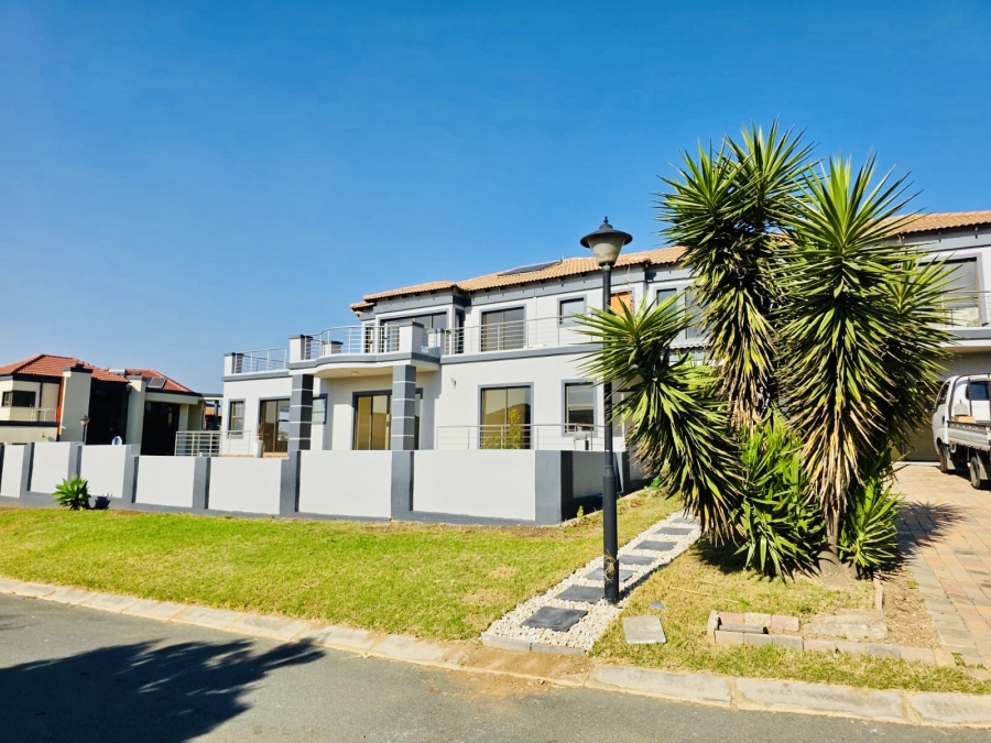 5 Bedroom Property for Sale in Blue Valley Golf Estate Gauteng