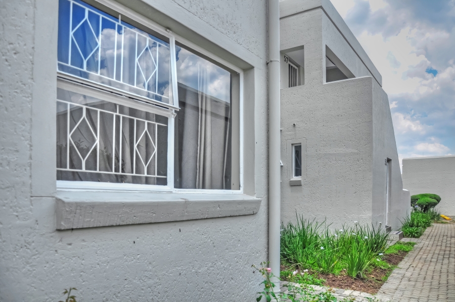 2 Bedroom Property for Sale in Vorna Valley Gauteng