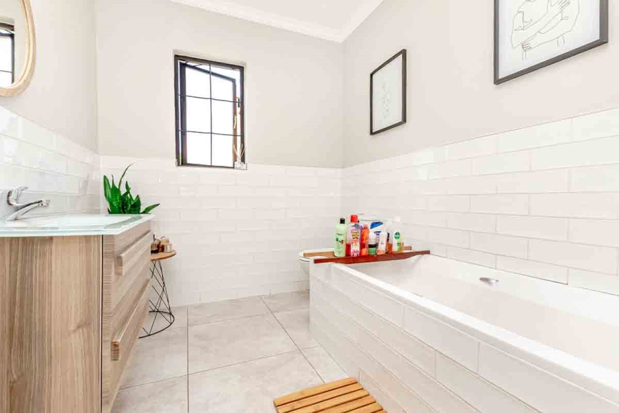 4 Bedroom Property for Sale in Bloubosrand Gauteng