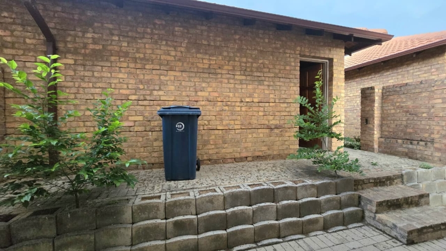 3 Bedroom Property for Sale in Kosmosdal Gauteng