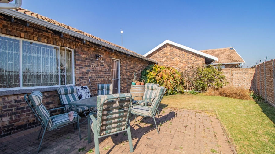 3 Bedroom Property for Sale in Goedeburg Gauteng