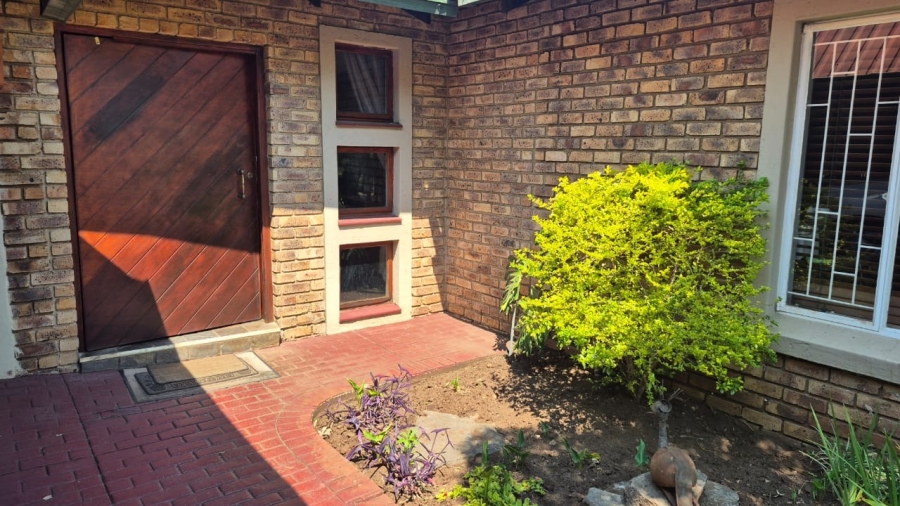 4 Bedroom Property for Sale in Eldoraigne Gauteng