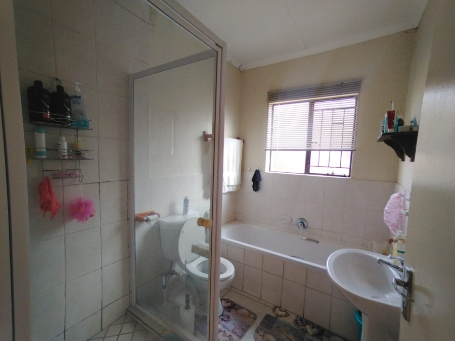 2 Bedroom Property for Sale in Greenhills Gauteng