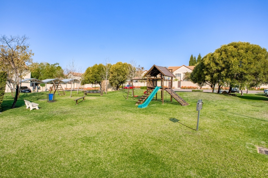 To Let 2 Bedroom Property for Rent in Fourways Gauteng