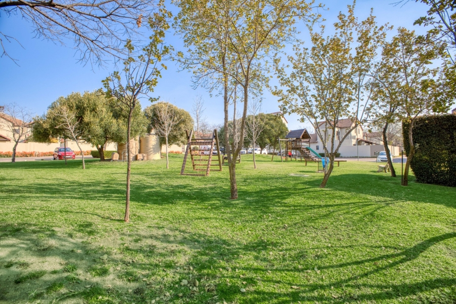 To Let 2 Bedroom Property for Rent in Fourways Gauteng