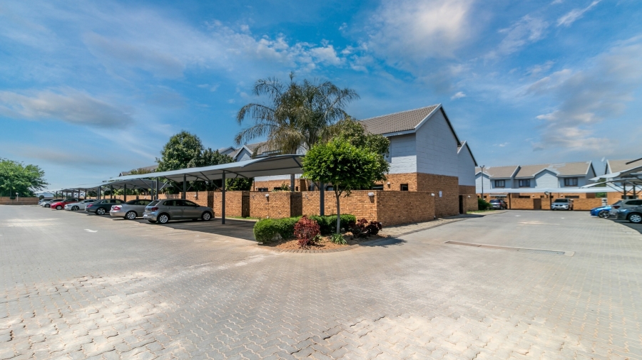 1 Bedroom Property for Sale in Blue Hills Gauteng