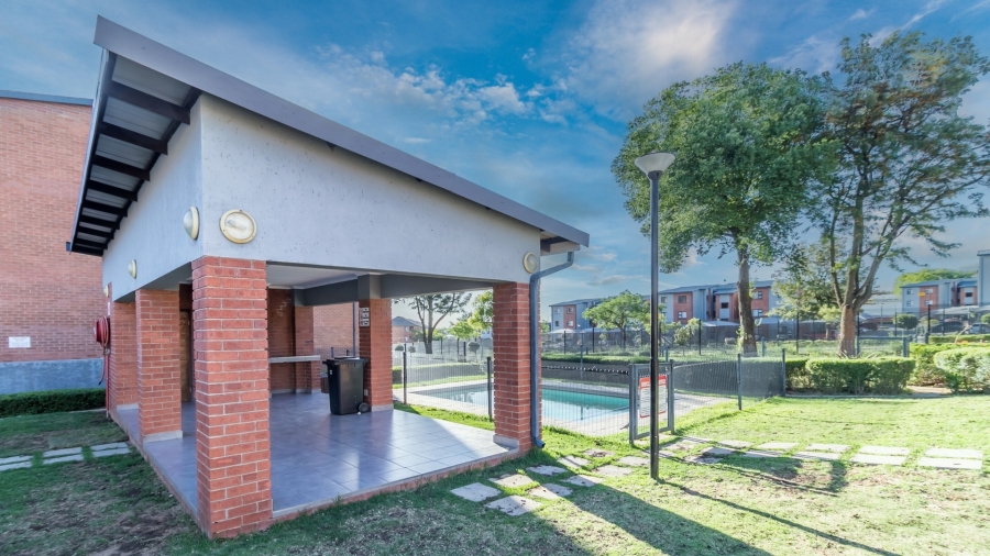 2 Bedroom Property for Sale in Grand Central Gauteng