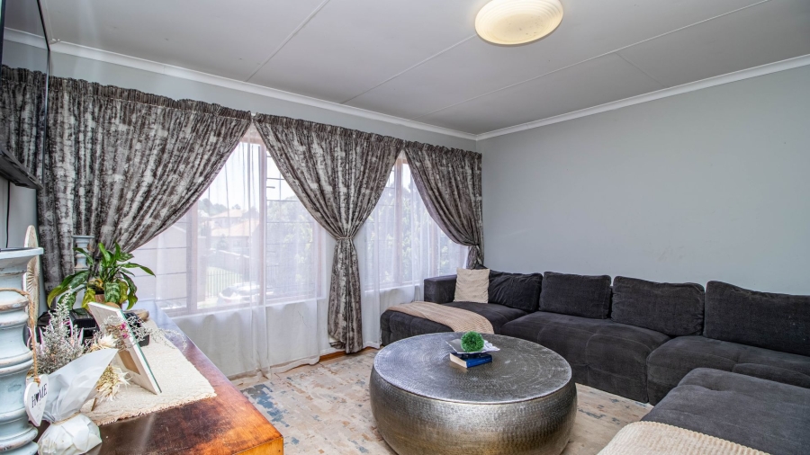 4 Bedroom Property for Sale in Bonaero Park Gauteng