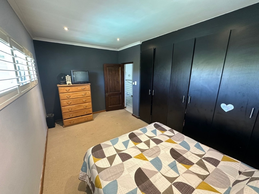 6 Bedroom Property for Sale in Midfield Estate Gauteng