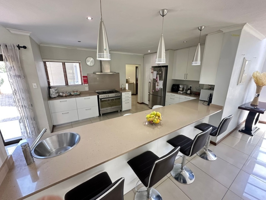 6 Bedroom Property for Sale in Midfield Estate Gauteng