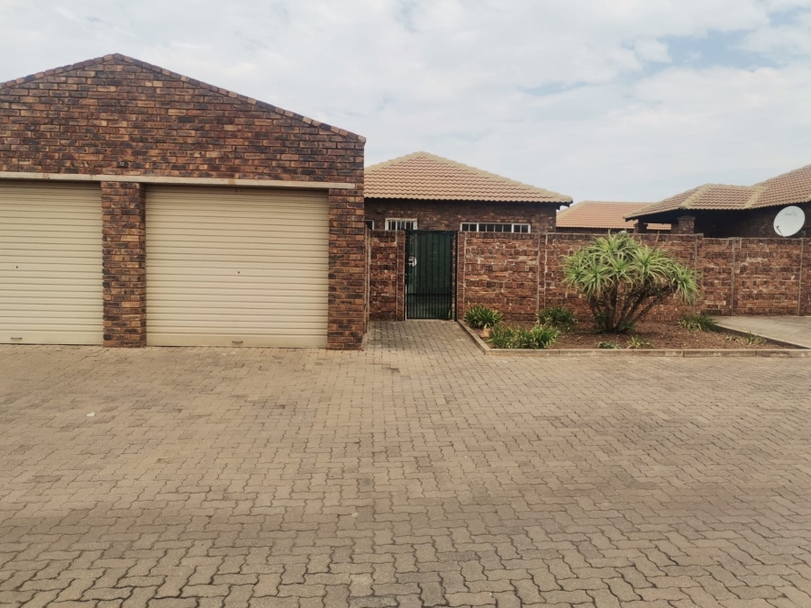 2 Bedroom Property for Sale in Andeon Gauteng