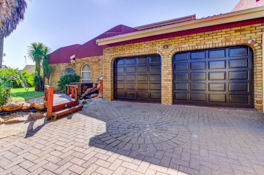5 Bedroom Property for Sale in Country View Gauteng