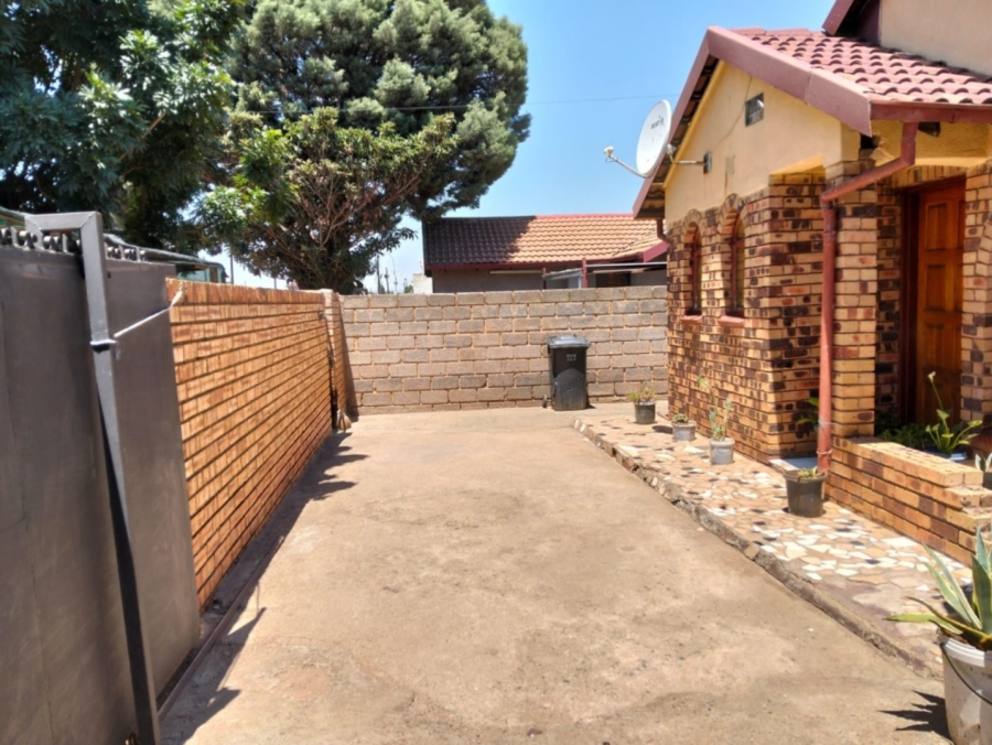 2 Bedroom Property for Sale in Protea Glen Gauteng