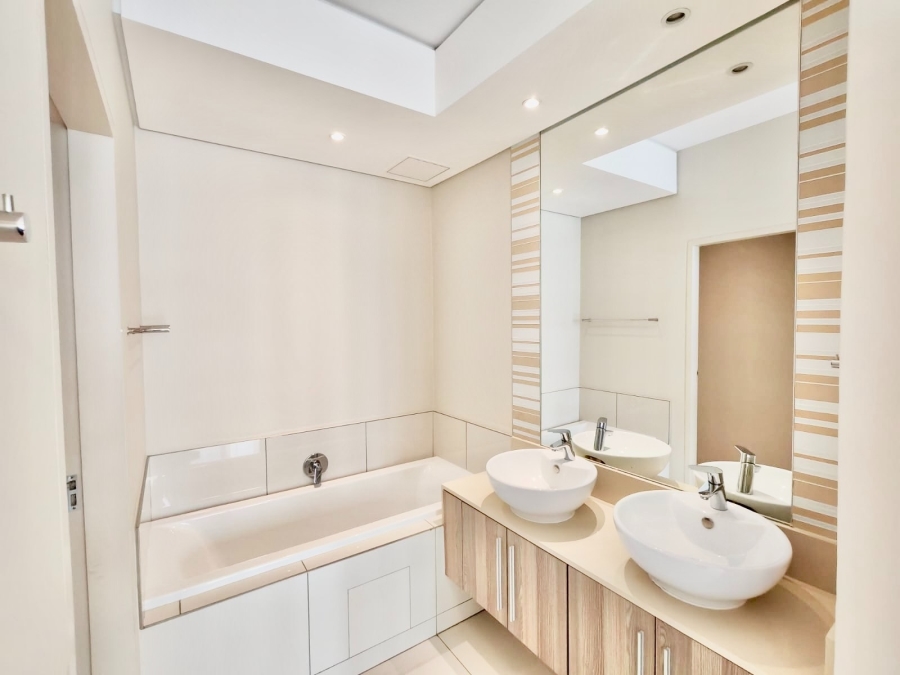 To Let 2 Bedroom Property for Rent in Rosebank Gauteng