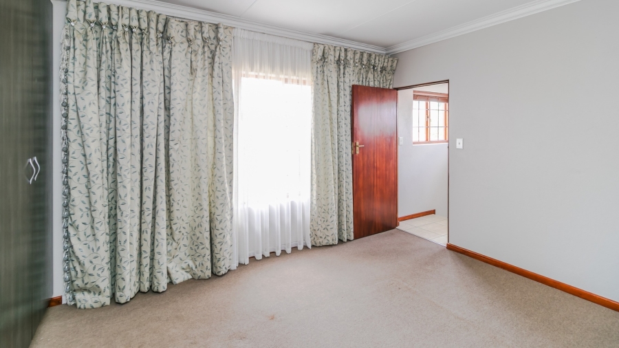 To Let 4 Bedroom Property for Rent in Noordwyk Gauteng