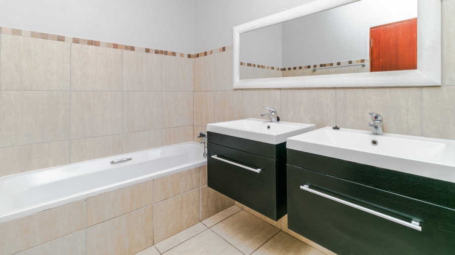 To Let 4 Bedroom Property for Rent in Noordwyk Gauteng