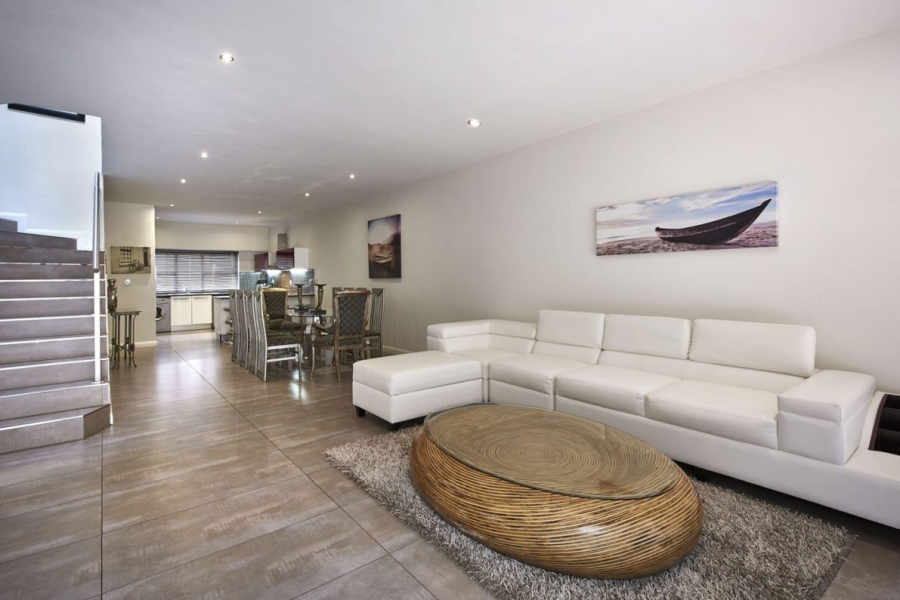 To Let 4 Bedroom Property for Rent in Sandown Gauteng