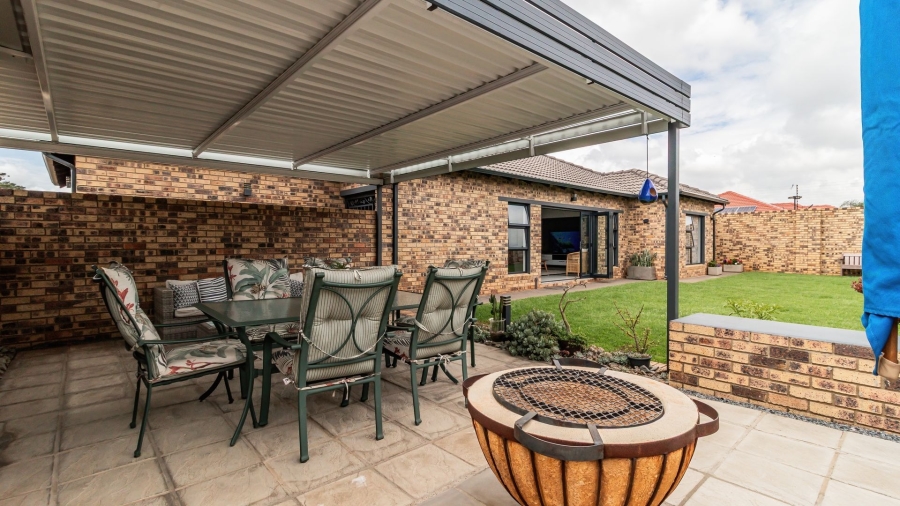 3 Bedroom Property for Sale in Dayanglen Gauteng