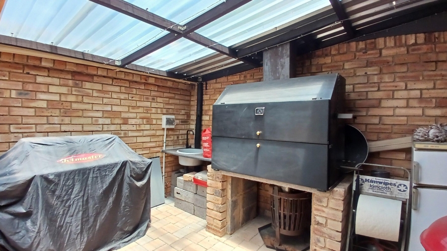 3 Bedroom Property for Sale in New Redruth Gauteng