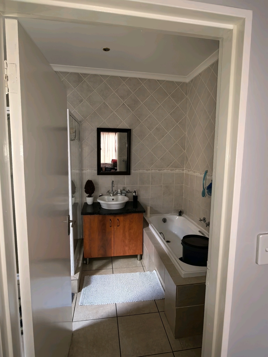 2 Bedroom Property for Sale in Sonneveld Gauteng