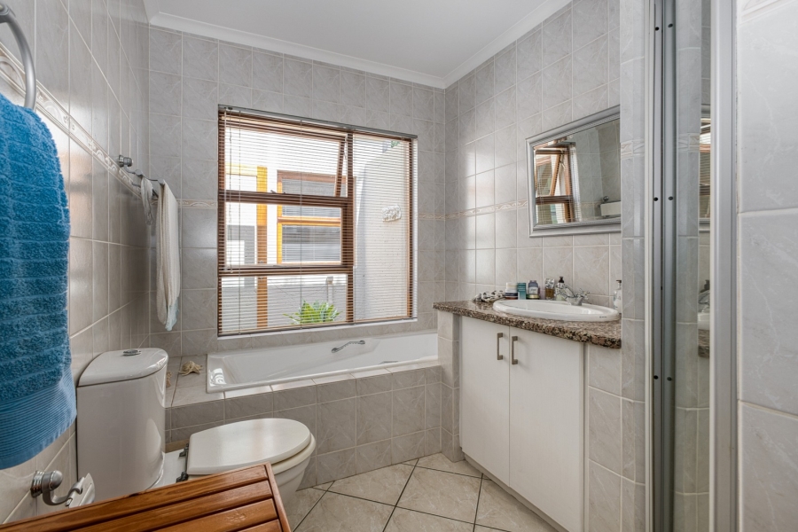 3 Bedroom Property for Sale in Cedar Lakes Gauteng