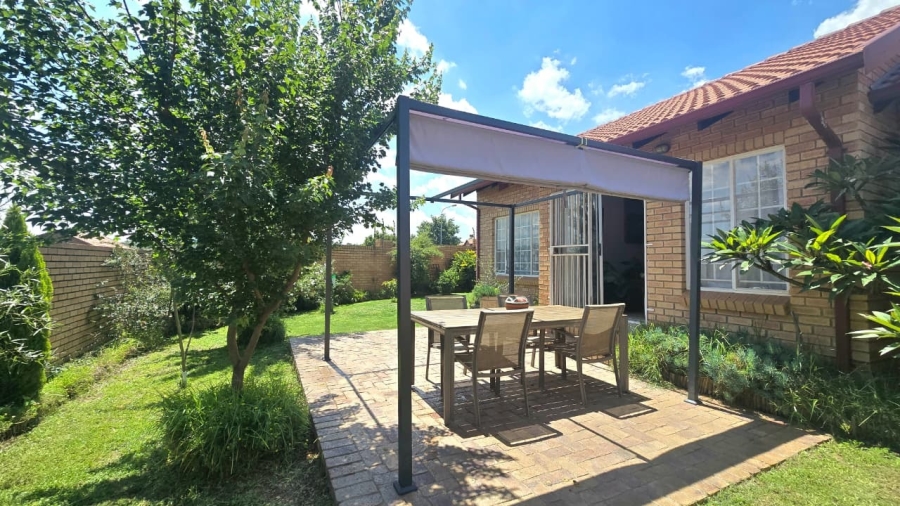 2 Bedroom Property for Sale in The Reeds Gauteng
