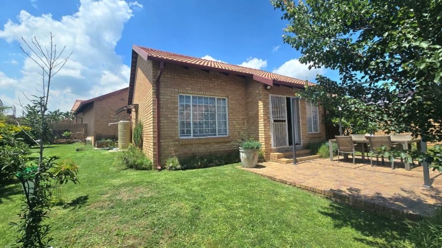 2 Bedroom Property for Sale in The Reeds Gauteng