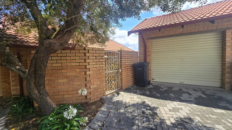 2 Bedroom Property for Sale in The Reeds Gauteng