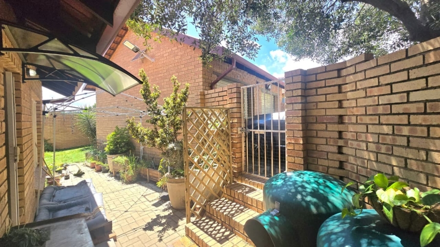 2 Bedroom Property for Sale in The Reeds Gauteng