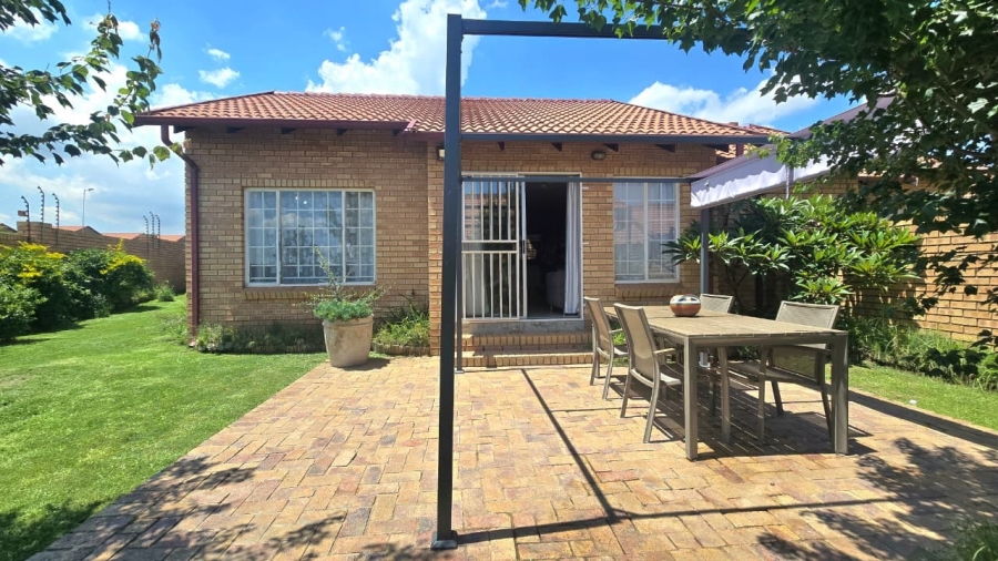 2 Bedroom Property for Sale in The Reeds Gauteng