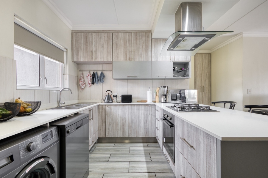 To Let 2 Bedroom Property for Rent in Broadacres Gauteng