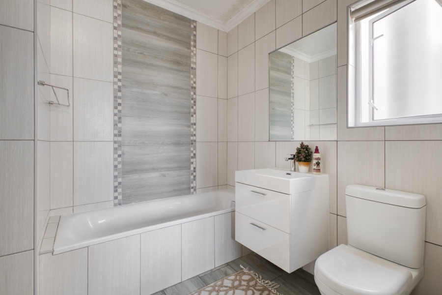 To Let 2 Bedroom Property for Rent in Broadacres Gauteng