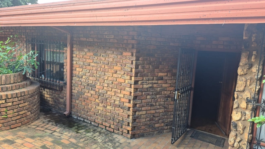 5 Bedroom Property for Sale in Eldoraigne Gauteng