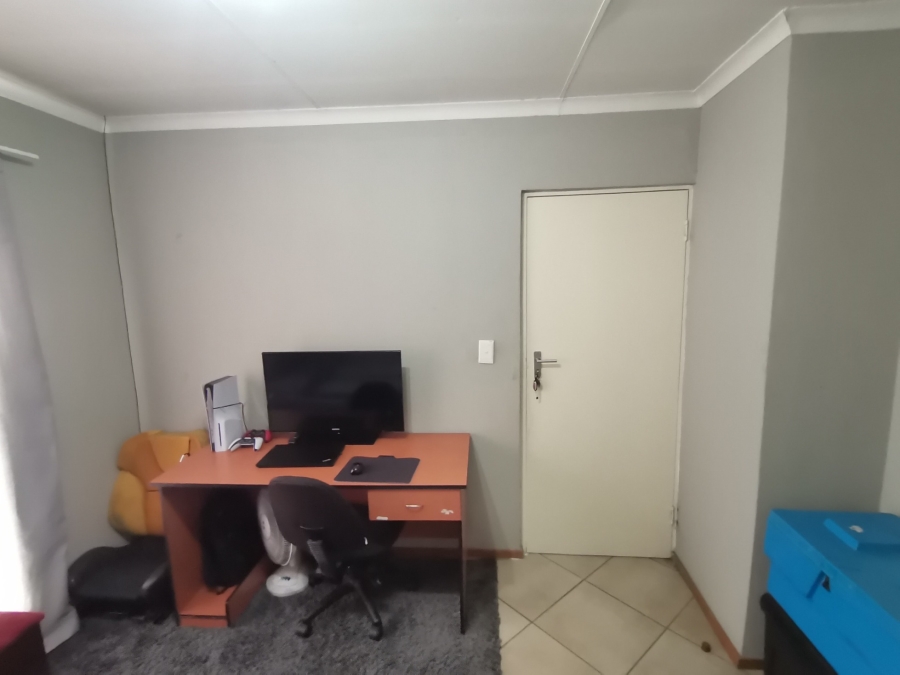 2 Bedroom Property for Sale in Albertsdal Gauteng