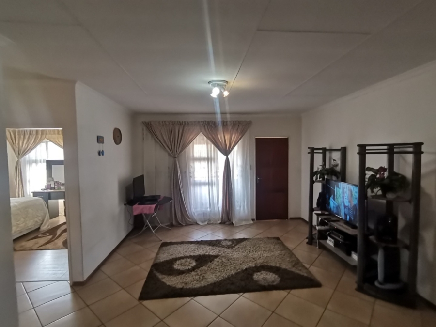 2 Bedroom Property for Sale in Albertsdal Gauteng