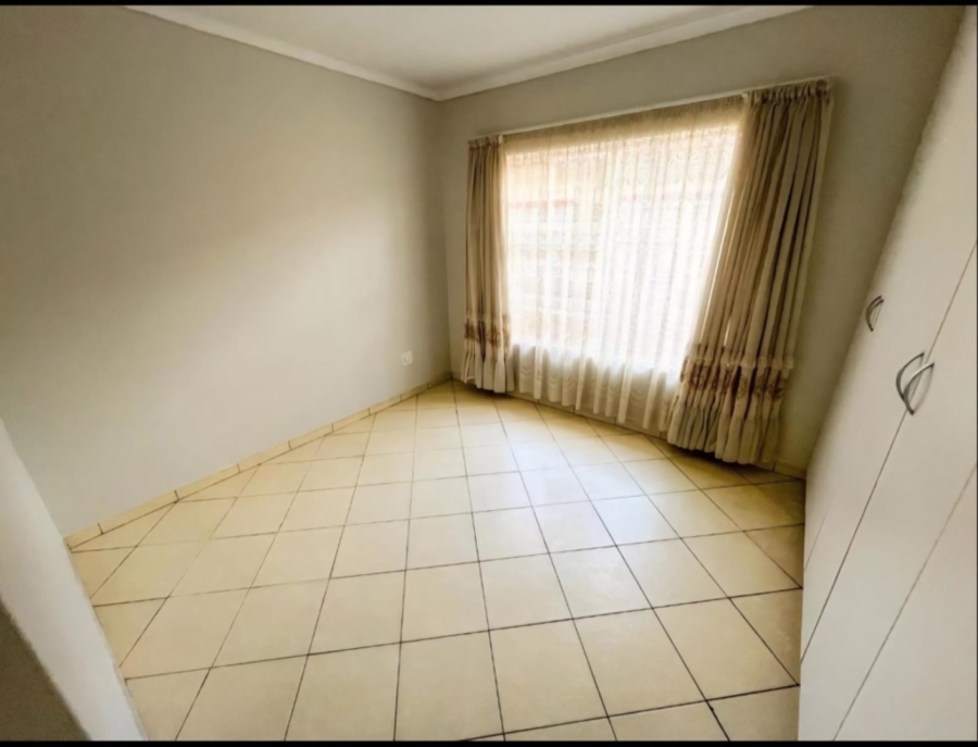 2 Bedroom Property for Sale in Mulbarton Gauteng