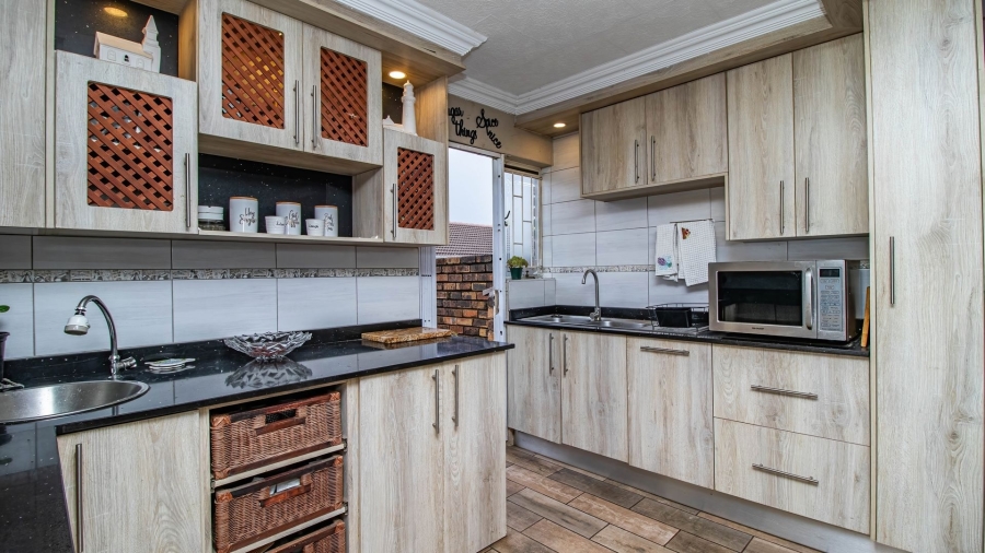 2 Bedroom Property for Sale in Goedeburg Gauteng